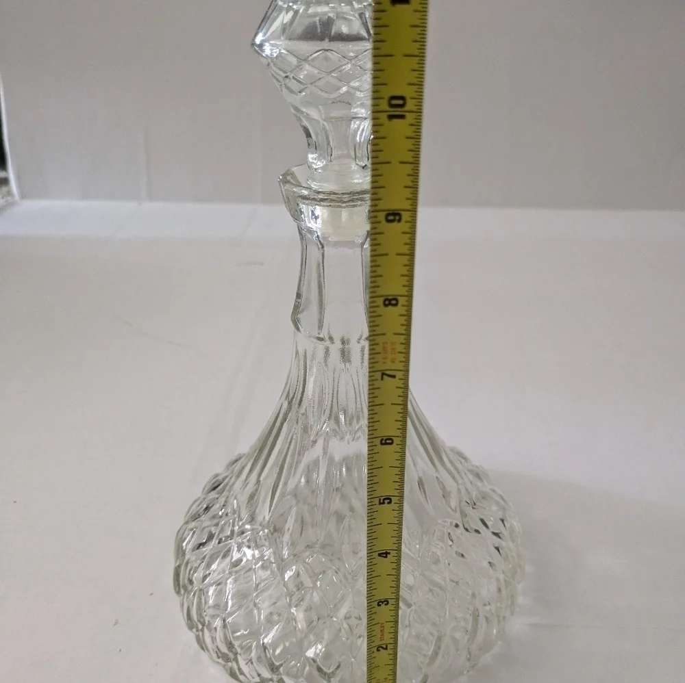 Vintage GLASS WINE DECANTER CRYSTAL PRESSED GLASS WINE DECANTER w/rubber stopper
